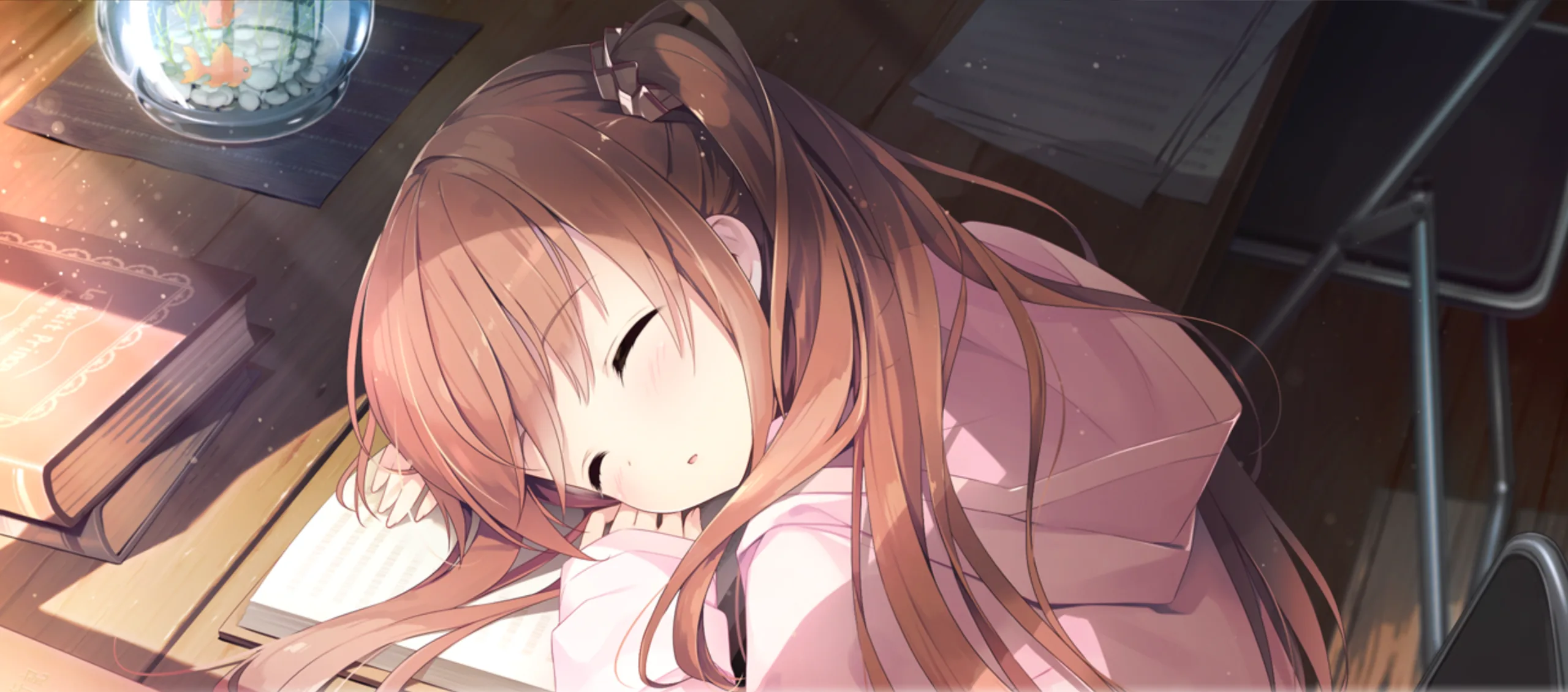 首页横幅：伏案小憩的少女